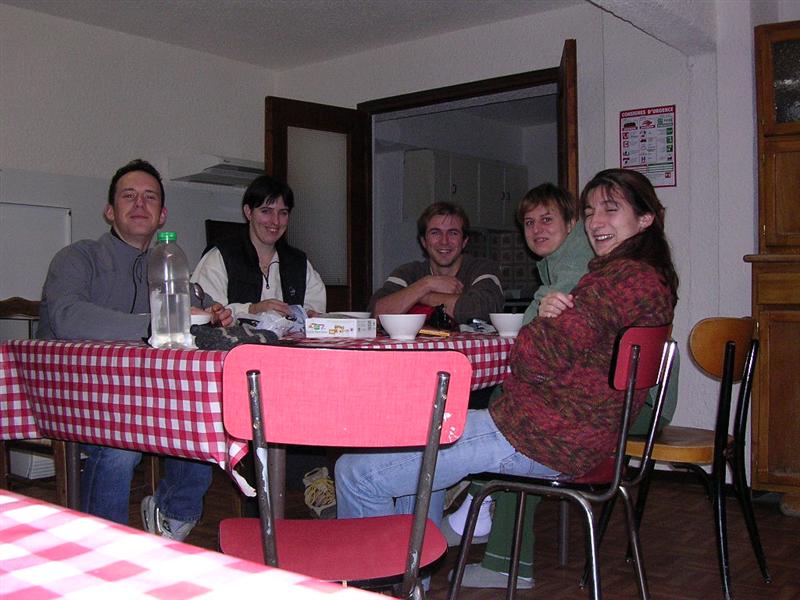  Samedi matin, petit-djeuner. On ne sait pas encore  quelle sauce on va tre mang ! de gauche  droite : Cliff, Titine, Shef, Lib et Eva 
