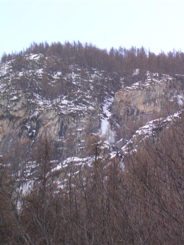 Plein centre, L3,  gauche derrire les arbres, L1