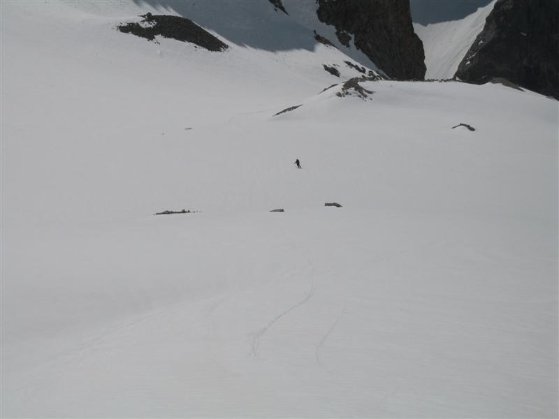 Sur le glacier, Baghi nous abandonne  nos raquettes et file en bas  skis