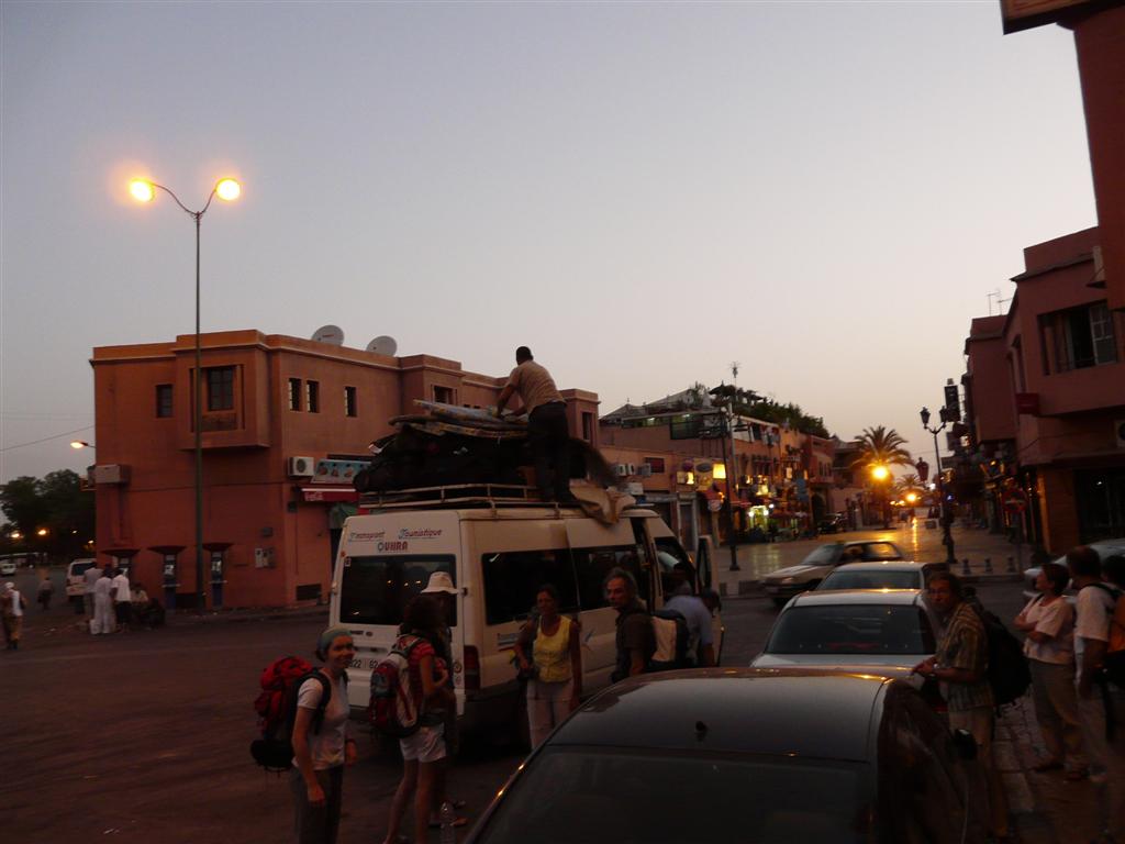 Aprs un petit djeuner sur le toit du Riad Omar, on charge les bagages dans une ville quasi dserte (quel contraste avec la veille), et dpart  7h pour une journe de minibus