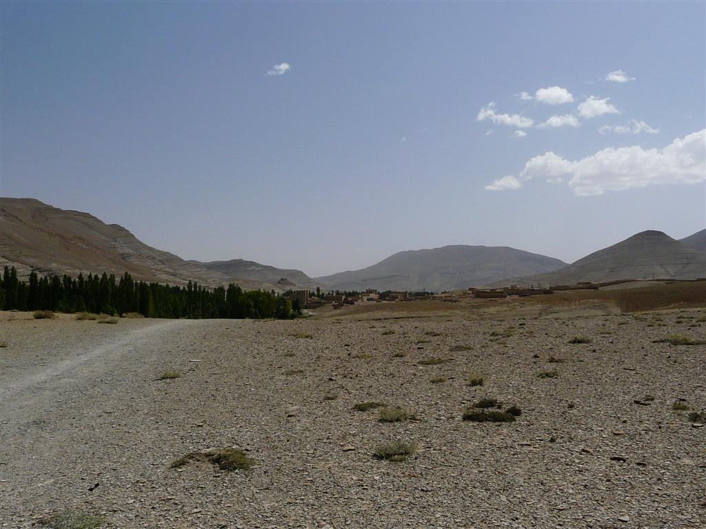 Tout au fond sur la colline avec l