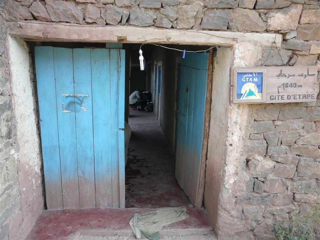 A Zaouiate Ahancal, on passe la nuit dans un gte tenu par un ancien guide que connat Lahcen (de toutes faons chez les berbres, tout le monde connat tout le monde, et chacun est soit le cousin, soit le frre, etc....)