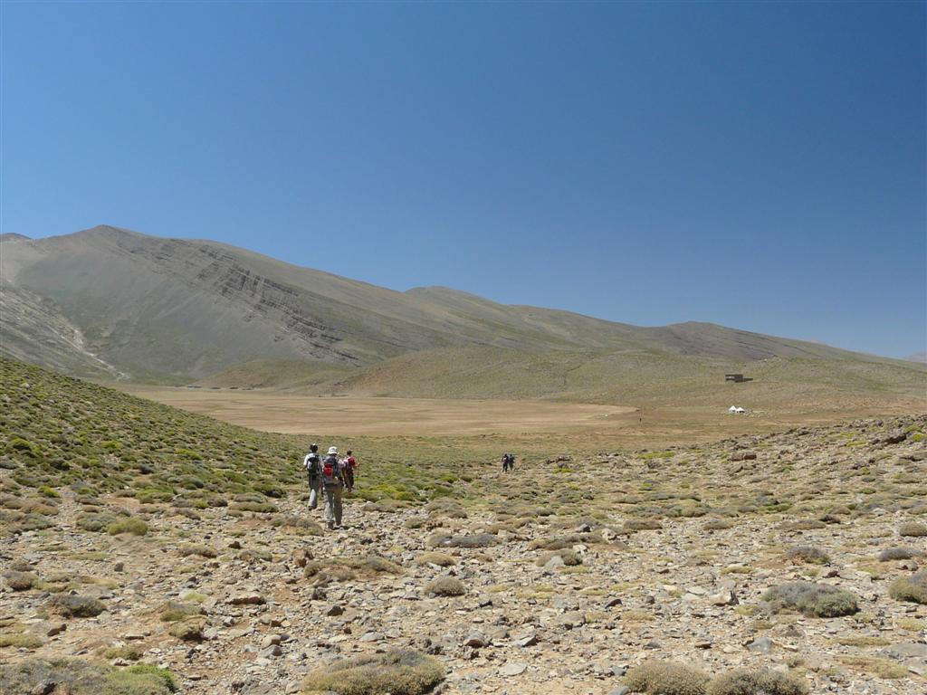 Au-dessus du bivouac, un refuge  l