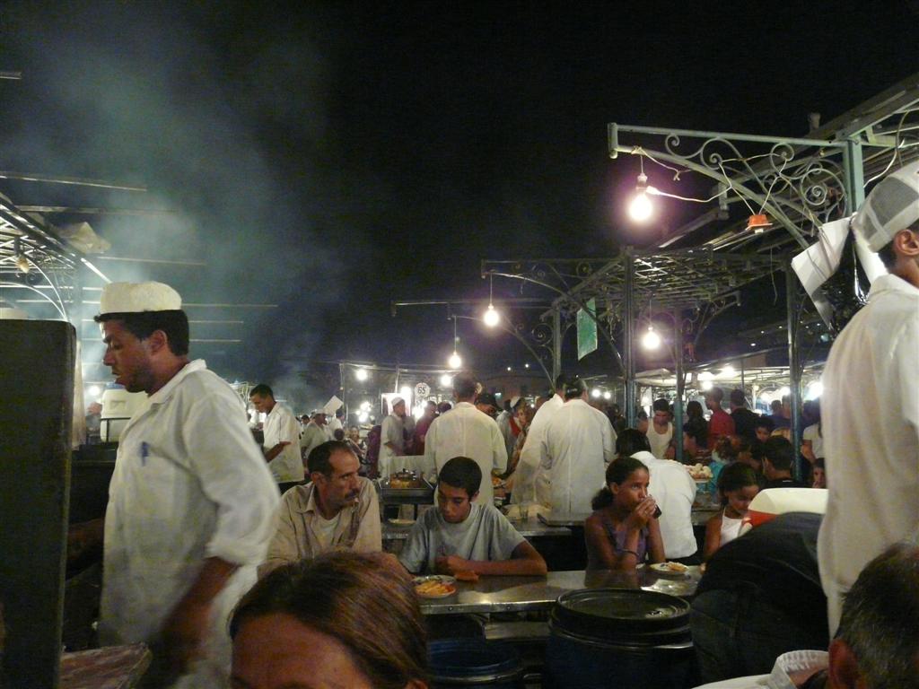 Le soir, dans les grillades de la place, la chaleur les fumes, les binious  serpents, beaucoup d