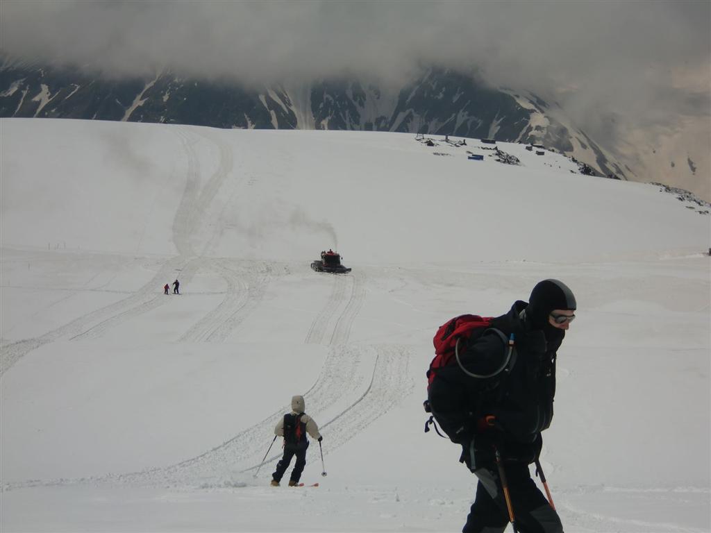 Encore un aspect sauvage: le snowcat et son gros nuage de fumée… Snowcat qui nous sera quand même bien utile: après bilan de la journée, nous décidons de nous faire déposer le lendemain vers 4400m au pied des rochers pour éviter 2h30 de montée (sans compter les kilomètres). Au début pas très emballé par l