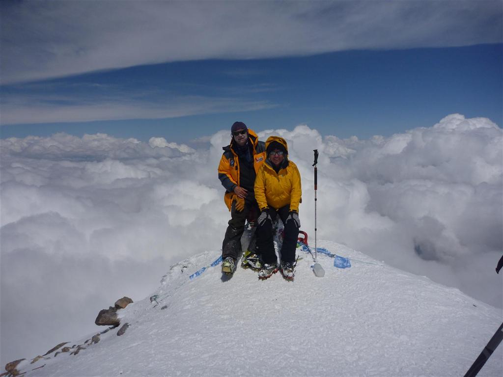 Pendant ce temps, Evelyne arrive au sommet avec Oleg. Yed et Serge sont descendus avant, voyant les nuages monter et ne sachant pas o elle en tait de la monte.