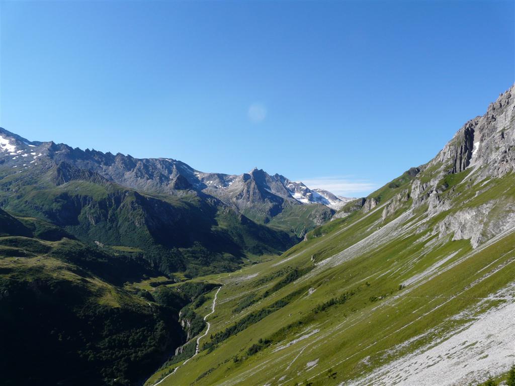 Tout en bas le chemin montant au refuge de Pclet-Polset, qu