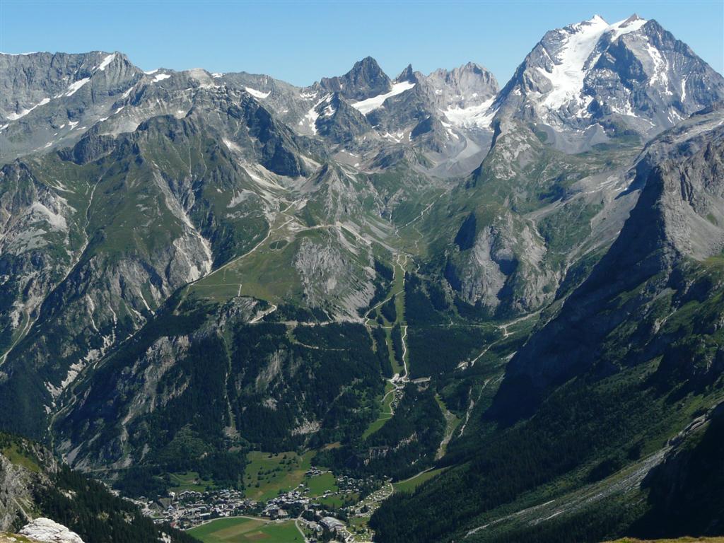 2400 mtres sparent Pralognan du sommet de la Grande Casse, avec une belle vue sur pas mal de sentiers et chemins parcourus ces vacances
