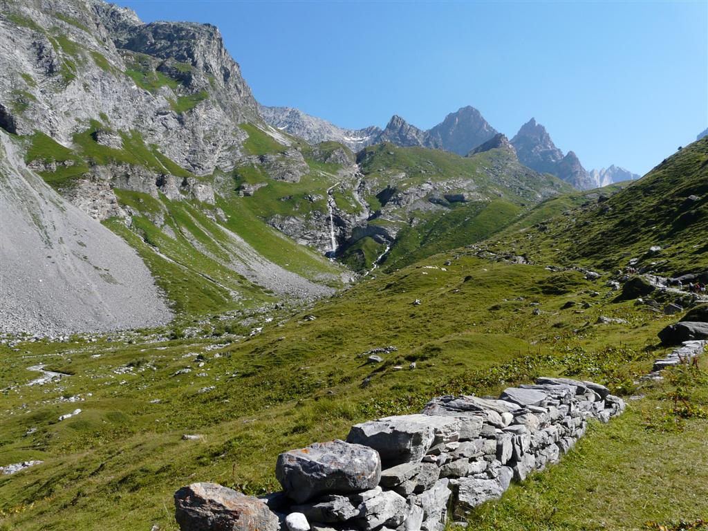 Le GR5 est ici encadr de murs de pierres, qui servaient  viter que les caravanes passant ici ne s