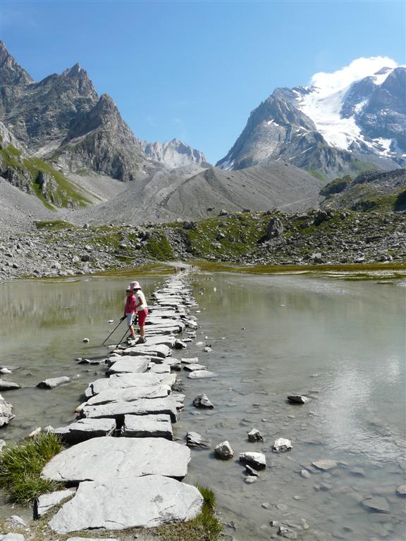 Le magnifique lac des Vaches, avec son magnifique passage  gu en dalles