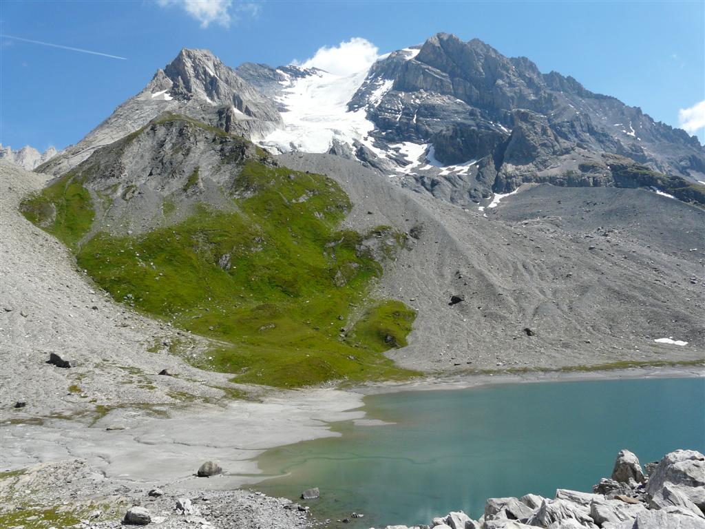 Le Lac Long, au pied de la Grande Casse. Le glacier, itinraire de la voie normale pour le sommet a bien diminu
