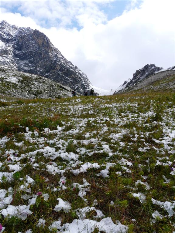 En montant au col Noir on rencontre la neige