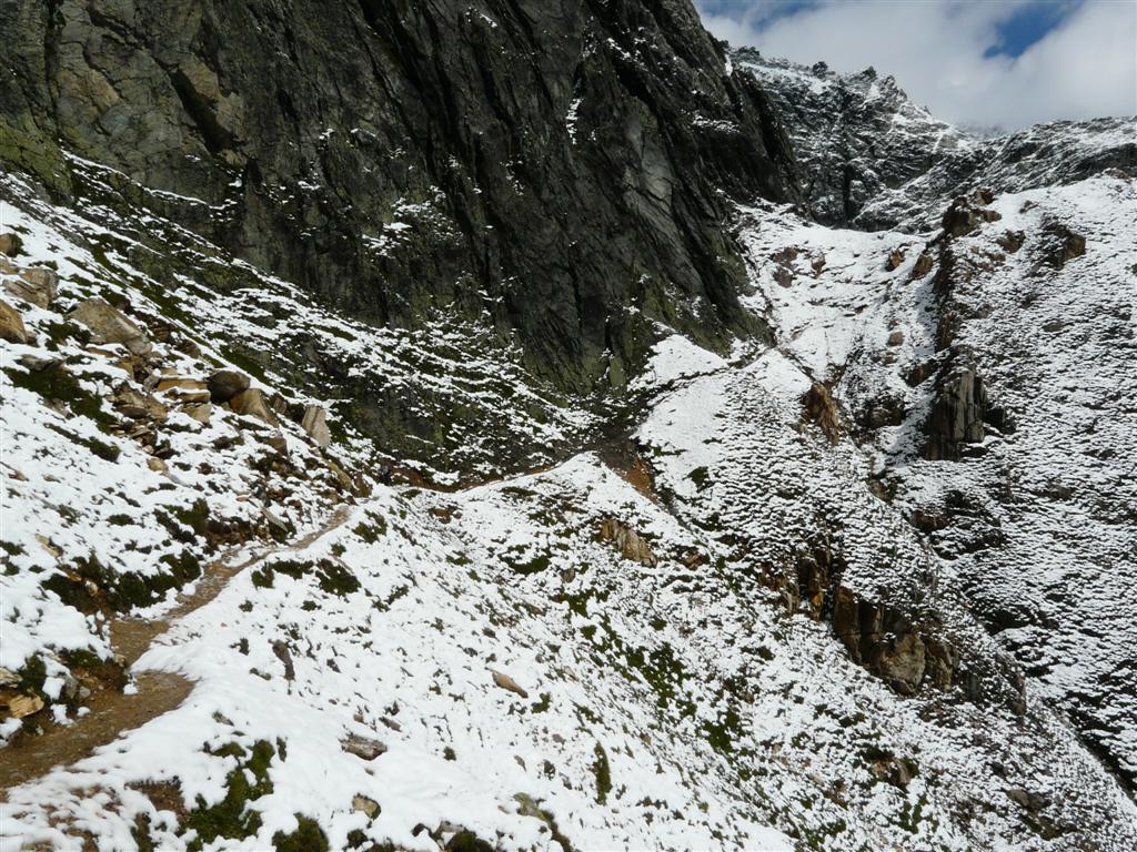 Le sentier un peu arien montant au col Rosset, la neige est  peine fondue, heureusement a reste praticable
