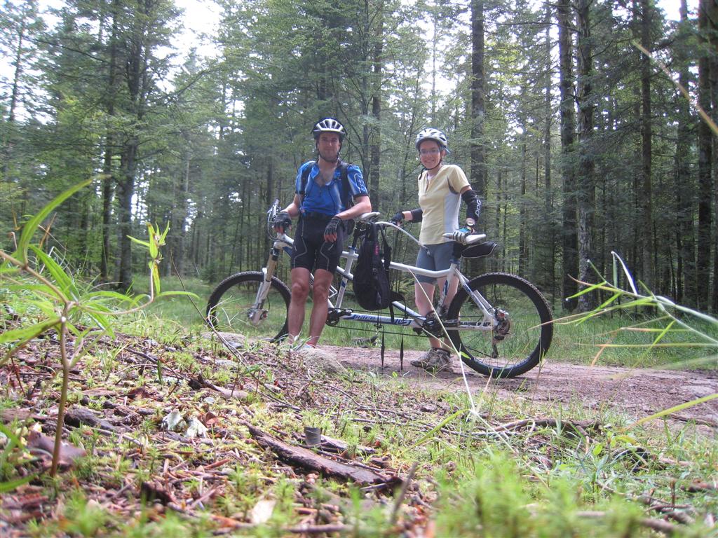 Petite ellipse temporelle, aprs encore un peu de pluie et de transports, nous nous retrouvons  la Bresse dans le petit chalet, et faisons la dcouverte du tandem VTT, aprs une petite journe de chauffe sur les chaumes.<br>Petite vido <a href=