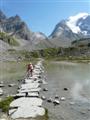 Le magnifique lac des Vaches, avec son magnifique passage  gu en dalles