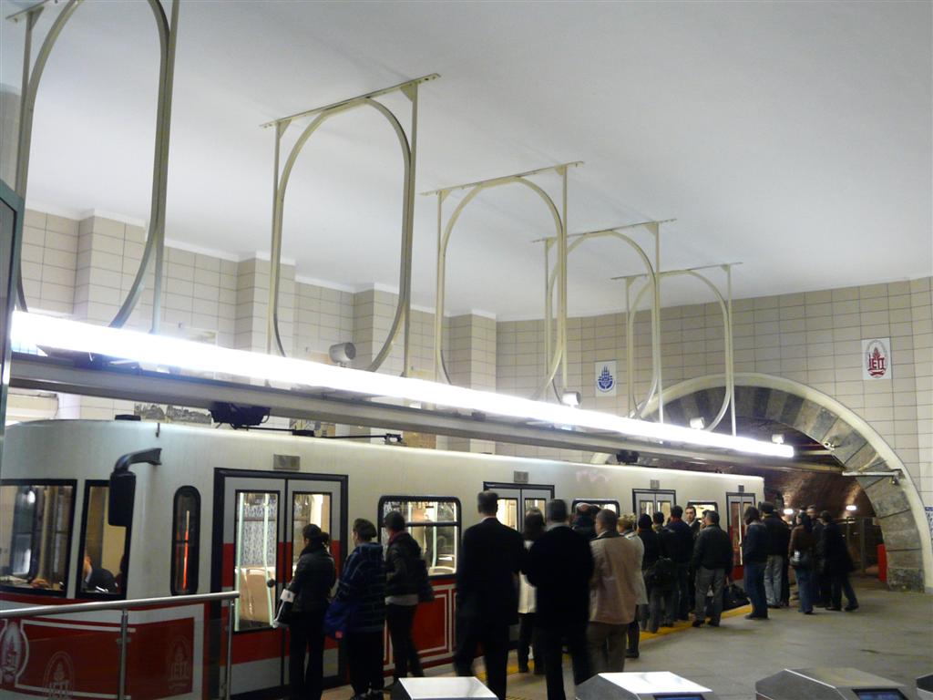 Samedi le temps est plus clment, et nous partons visiter Beyoglu. Ici la section de mtro qui permet de monter en haut de la colline.