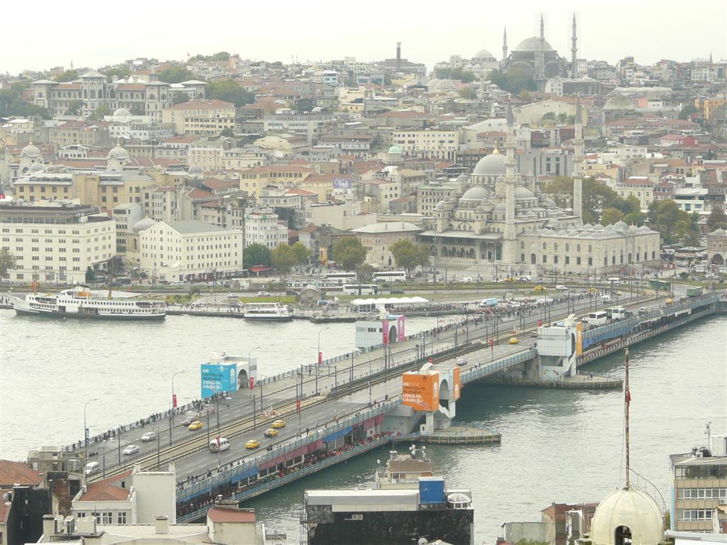 Le pont de Galata, reliant la Pointe du Srail  Beyoglu.