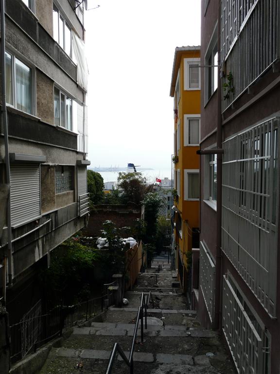 On remonte la colline  pinces, dans les petites rues.